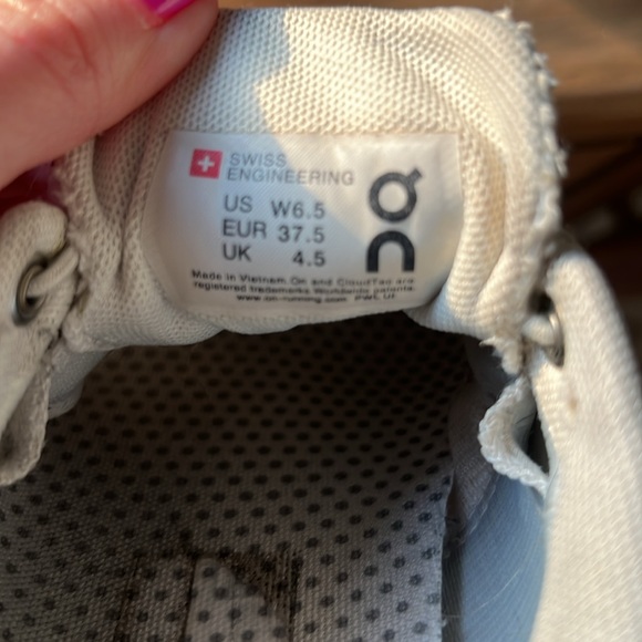 On Cloud Sneakers - Picture 6 of 7